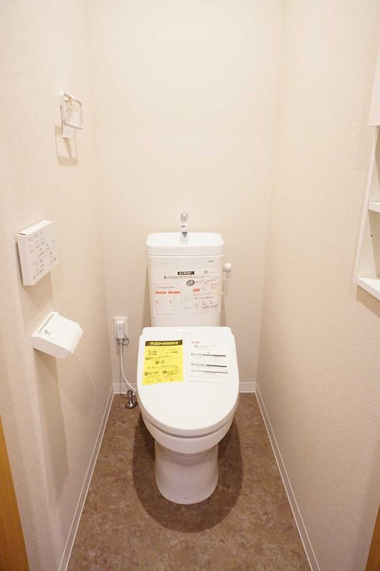 トイレ　トイレは快適な温水洗浄便座付き