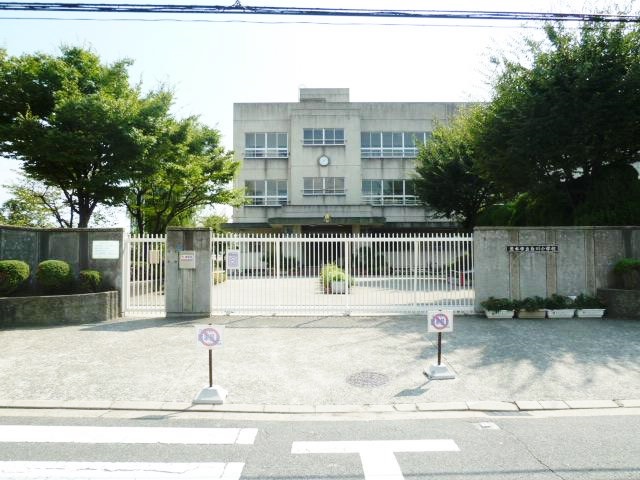 小学校　茨木市立白川小学校（小学校）まで582m