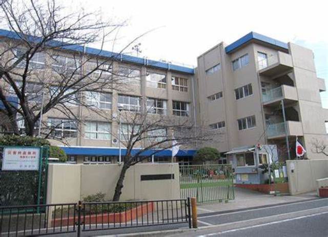 小学校　摂津市立鳥飼東小学校（小学校）まで619m