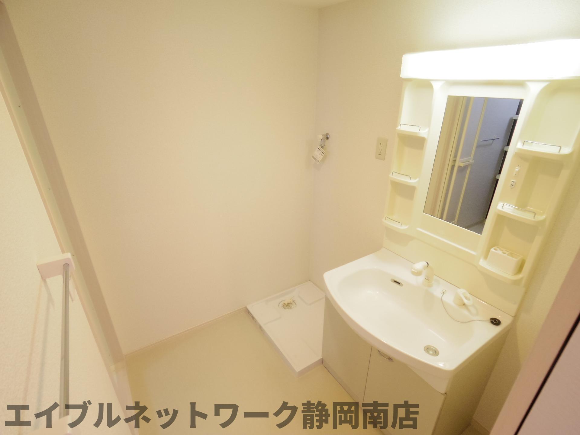 洗面設備　明るい洗面所です
