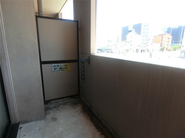 バルコニー　奥行き広めの洗濯物も干しやすいバルコニーです♪（同仕様画像）