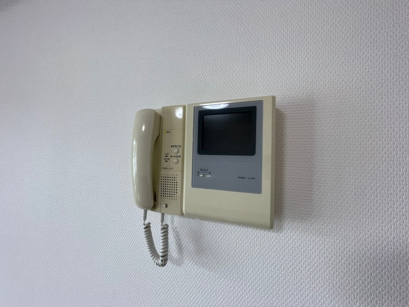 セキュリティ　モニター付インターホンです。来客者の顔が見えるので安心！