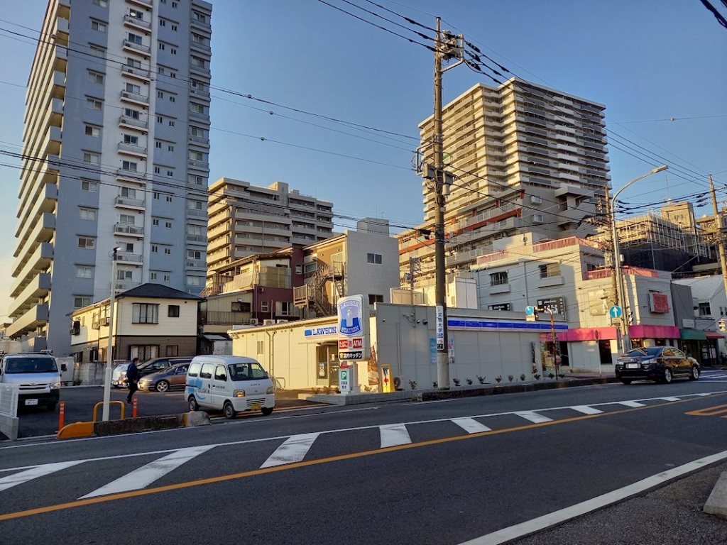 コンビニ　ローソン草加谷塚1丁目店（コンビニ）まで299m