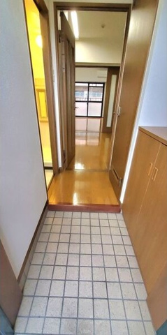 玄関　※写真は同じマンションの違う部屋のものになります。