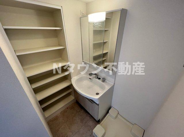 洗面設備　使いやすい独立洗面台です