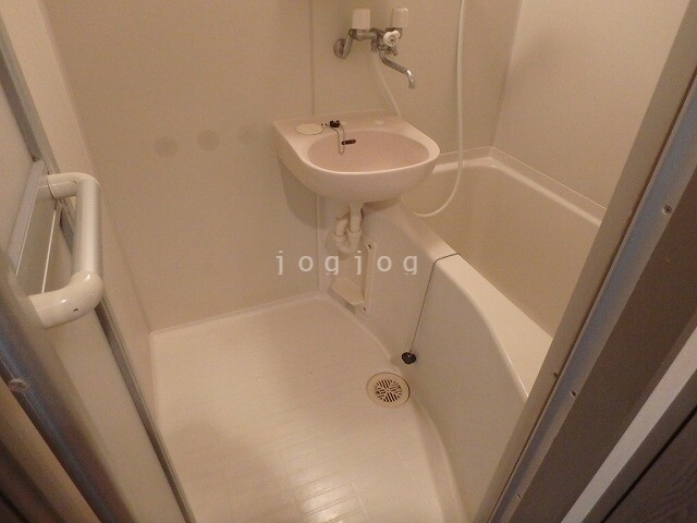 バス・シャワールーム　ゆったりとしたお風呂で快適に過ごせます。