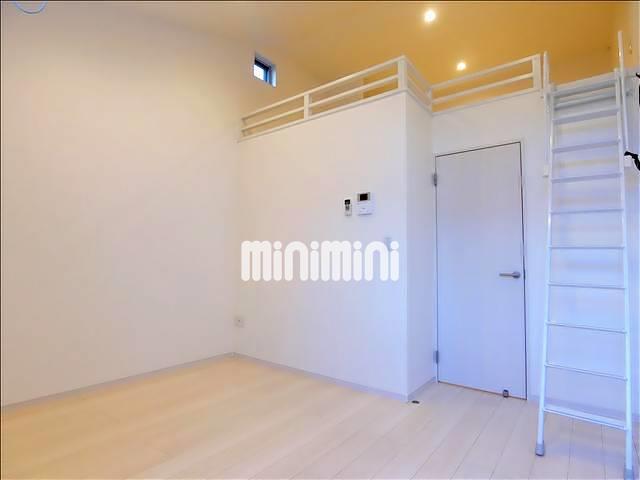 その他部屋・スペース　角部屋でロフトにも窓があります。