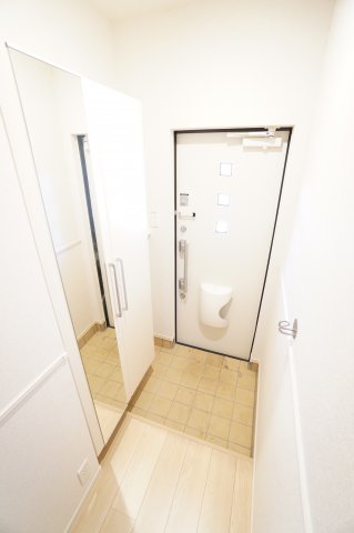 玄関　※同物件・反転タイプの写真です。
