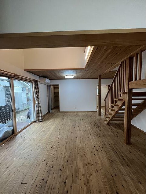 雁ノ巣2丁目戸建の居間写真