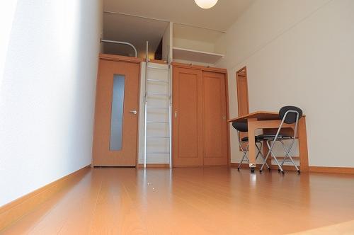 レオパレス清山の居間写真