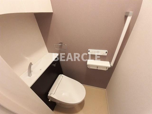 トイレ　落ち着いた色調のトイレです