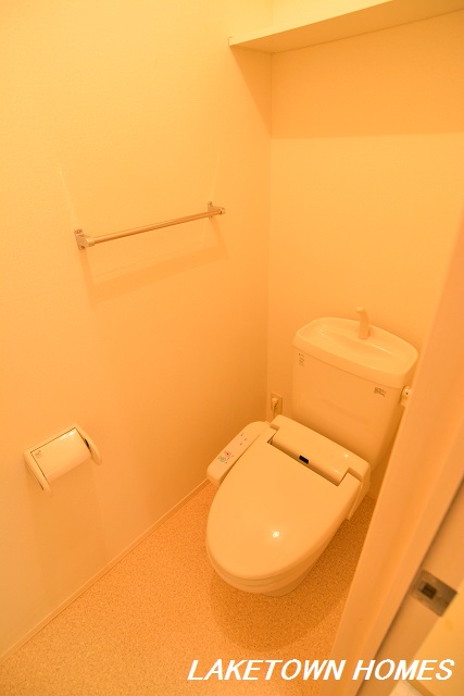 トイレ　上部に収納棚のある温水洗浄便座付のトイレです。