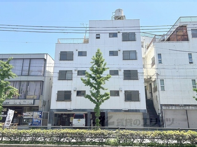京都市左京区鹿ケ谷西寺ノ前町のマンションの建物外観
