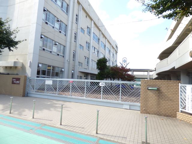 【シュロス彩紅橋の小学校】