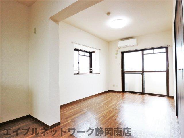 居室・リビング　こちらの居間で趣味の時間をお楽しみください