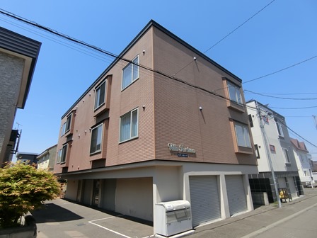 札幌市清田区美しが丘二条のアパートの建物外観