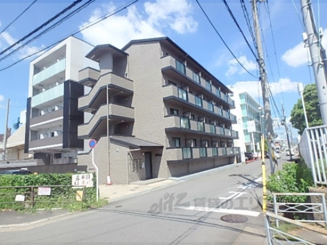 京都市南区上鳥羽南塔ノ本町のマンションの建物外観