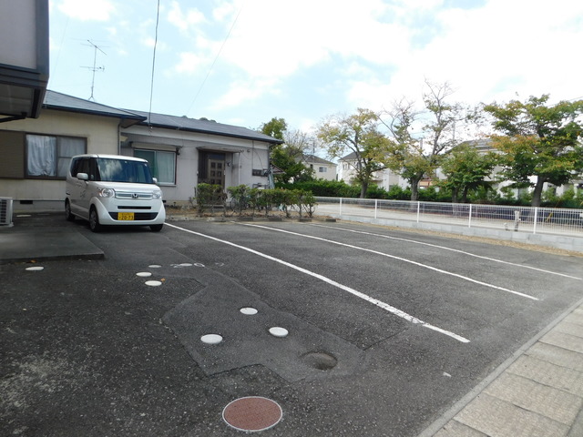 【伊豆の国市原木のアパートの駐車場】