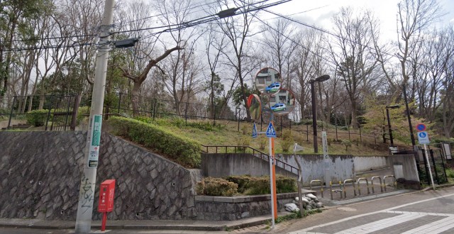 【品川区小山台のアパートの公園】