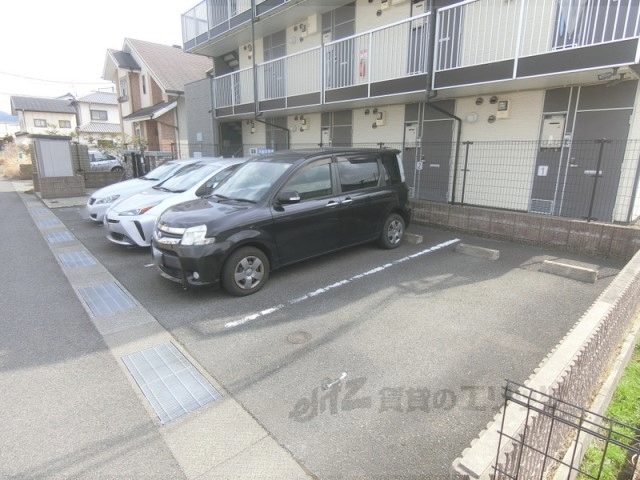 【京田辺市三山木中央のマンションの駐車場】