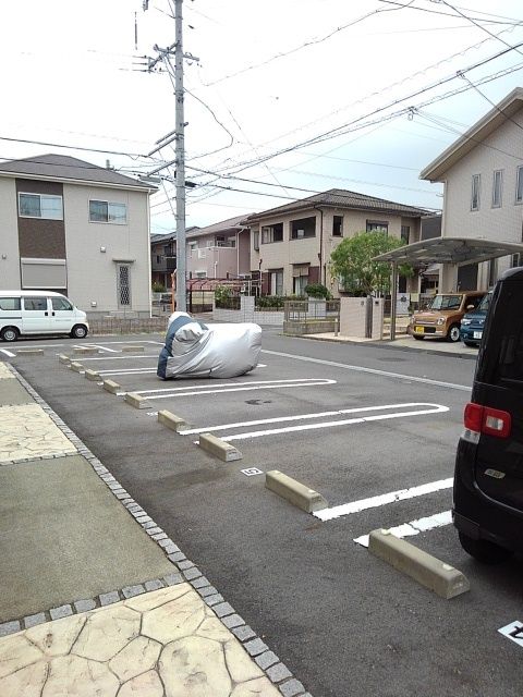 【四日市市西富田町のアパートの駐車場】