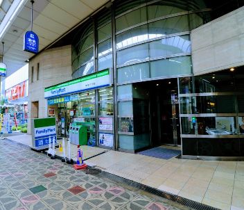 コンビニ　ファミリーマート 博労町三丁目店（コンビニ）まで240m