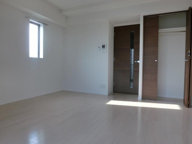 居室・リビング　2面採光の明るいお部屋です