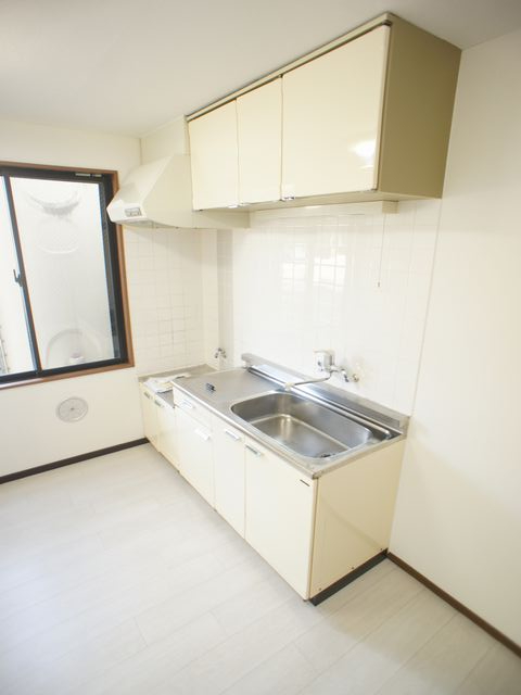 キッチン　便利な吊戸棚があります♪