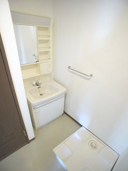 洗面設備　洗面化粧台と洗濯機置き場があります♪
