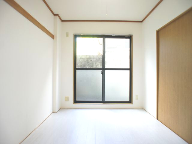 その他部屋・スペース　日当たり良好な南側洋間です♪