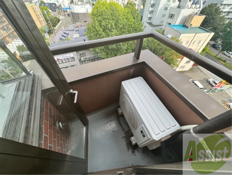 バルコニー　バルコニーです。洗濯物を干すもよし、一息つくもよしですね。