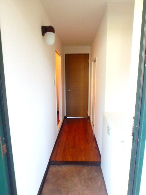 玄関　玄関からはお部屋の様子は扉付きでプライバシー守れます☆