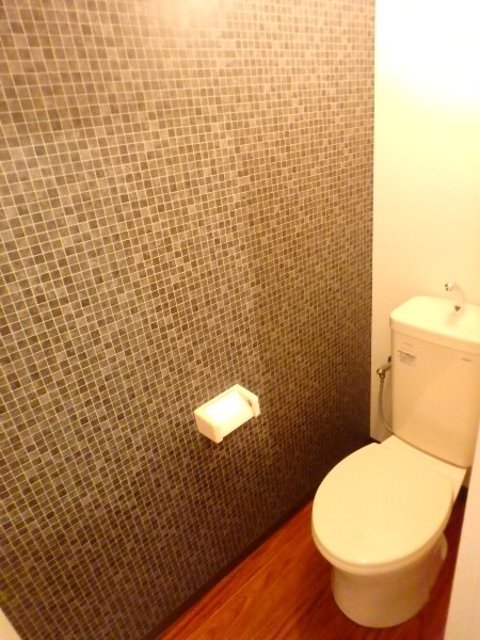 トイレ　アクセントクロスで引き締まった印象です！