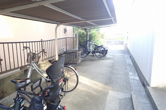 その他共有部分　雨の日でも安心して止められる屋根付駐輪場☆
