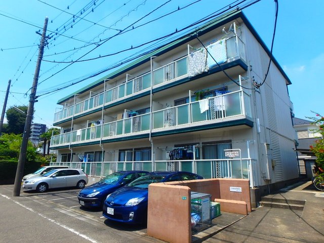 建物外観　多摩センター駅から徒歩７分！３階建ての鉄骨造マンションです☆