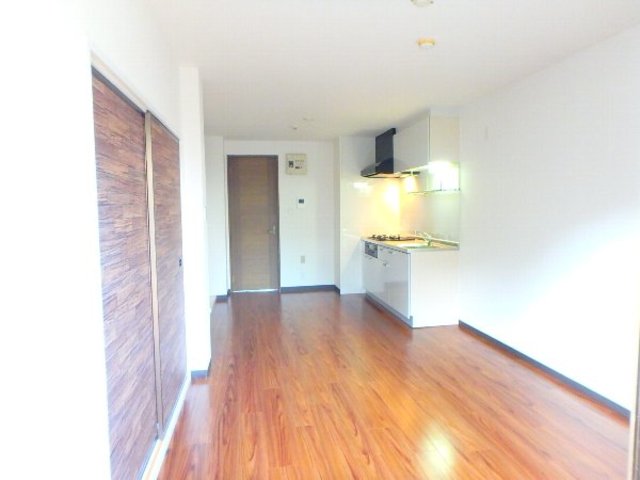 居室・リビング　広々リビング！差し込む日が気持ちいですね☆