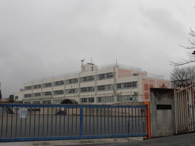 小学校　新作小学校（小学校）まで220m