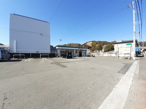 コンビニ　ファミリーマート 高知万々店（コンビニ）まで300m