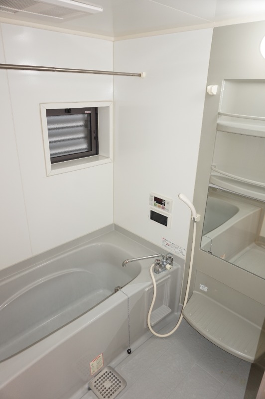 バス・シャワールーム　バスルームには換気に便利な小窓付き！