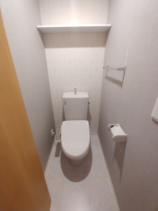 トイレ　落ち着いた色調のトイレです