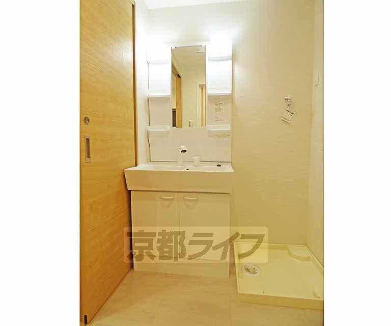 洗面設備　きれいな洗面台です。