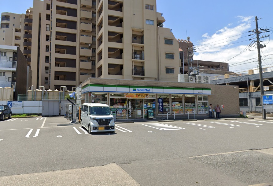 コンビニ　ファミリーマート 港築地口店 (コンビニ)（コンビニ）まで390m