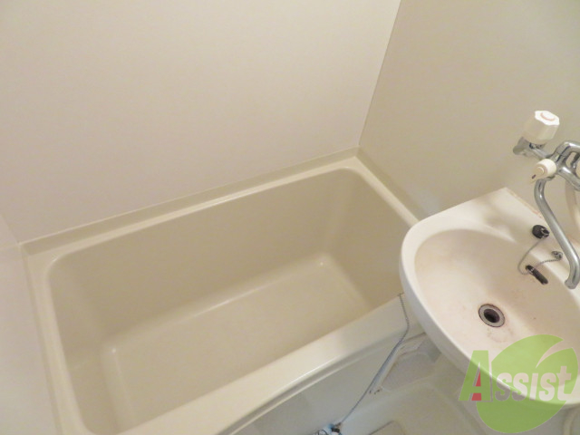 バス・シャワールーム　浴室はこちらのユニットバスになりますねー。