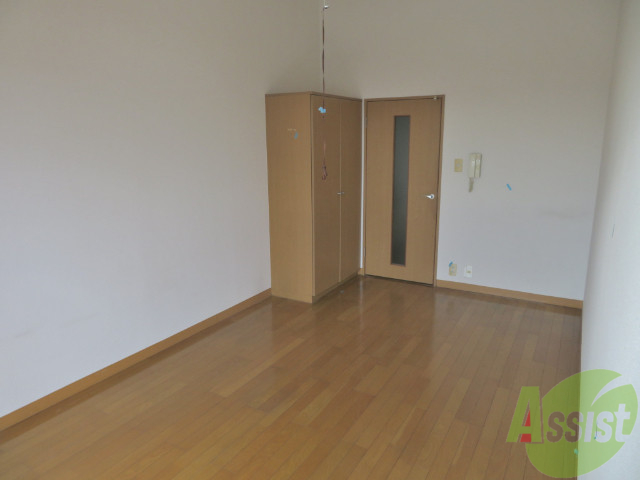 居室・リビング　こちらは洋室フローリングの８帖のお部屋になりますね