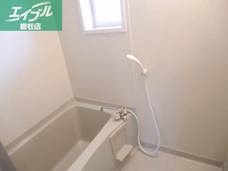 バス・シャワールーム　お風呂に窓ついています