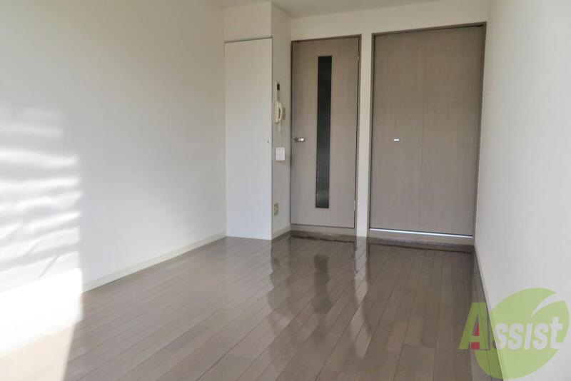 その他部屋・スペース　フローリングですのでベッドを置いて寝室にいいですね