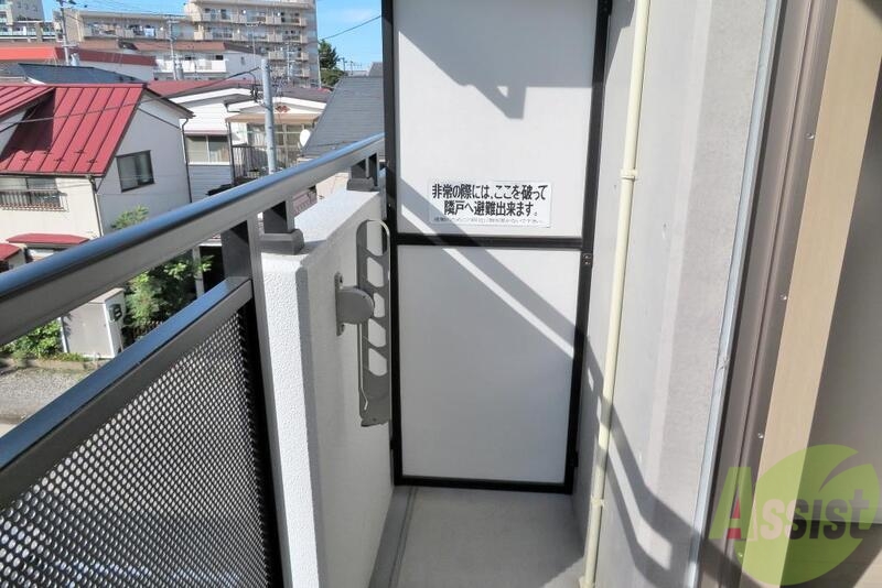 バルコニー　バルコニーは西向きですがお洗濯はちゃんと干せそうですね