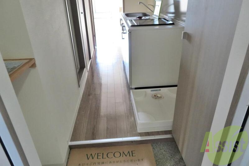 玄関　玄関を入ってすぐに洗濯機置き場とキッチンがありますね