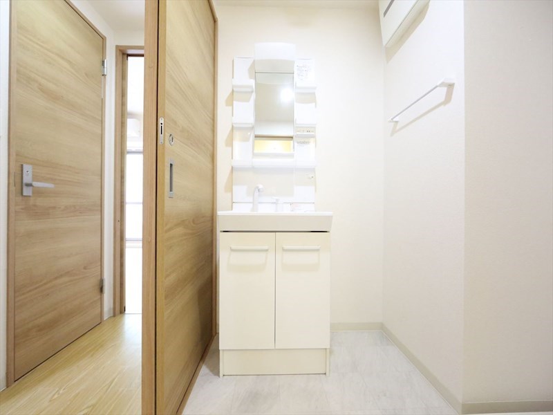 洗面設備　脱衣所　独立洗面台（シャンプードレッサー付）収納スペース有