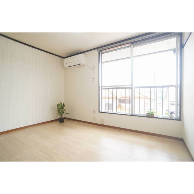 居室・リビング　５．５帖のエアコン付きの日当たりの良い角部屋♪